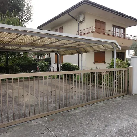 Апартаменти In A Shared With Garden