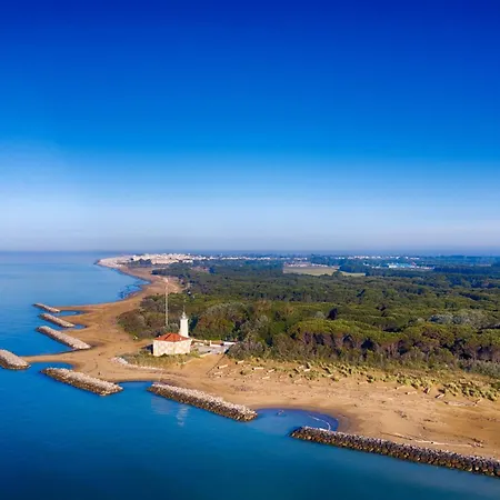 In A Shared With Garden Бібіоне